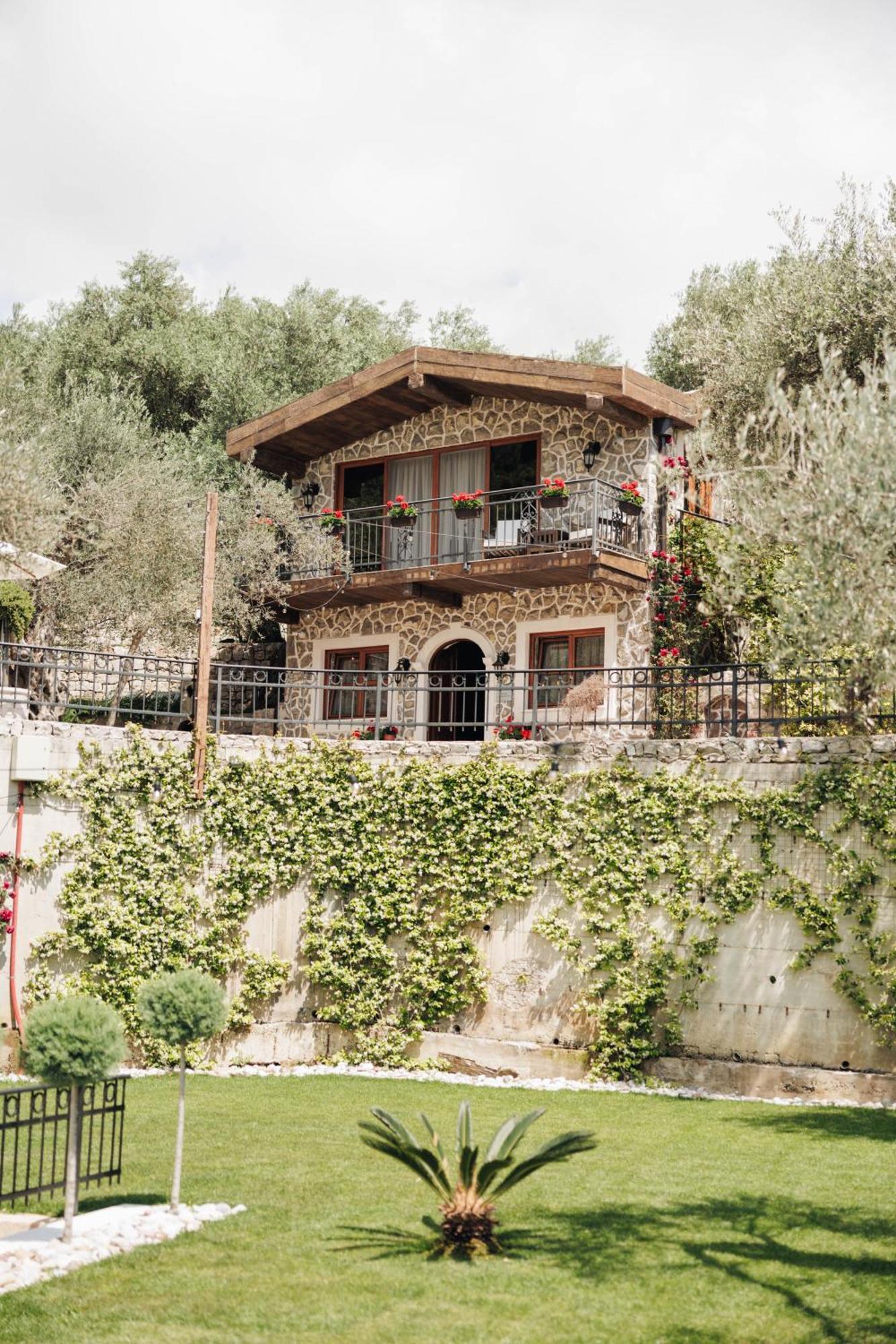 Olive Queen Rustic Estate Bar Bagian luar foto